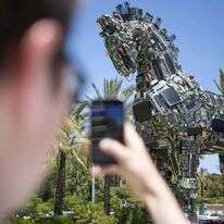 "סוס טרויאני" עשוי ממכשירי טלפון שנפגעו מווירוסים, מנוזקות ומרוגלות, ב־2016 בתל־אביב. | AFP