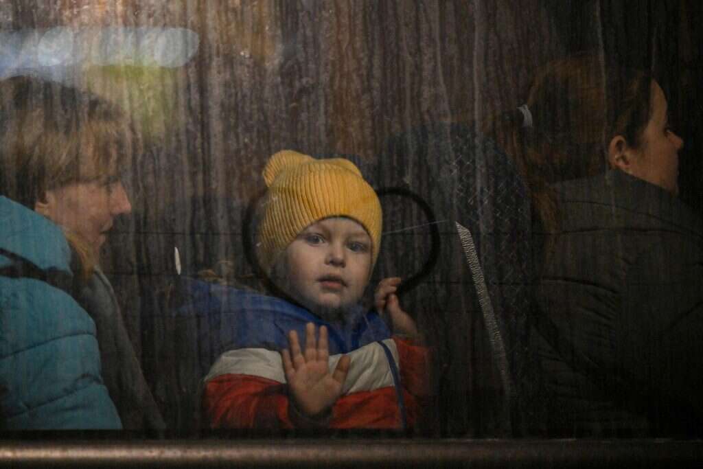 אוטובוס פליטים שחצה את הגבול מאוקראינה לפולין. | AFP אוטובוס פליטים שחצה את הגבול מאוקראינה לפולין. | AFP