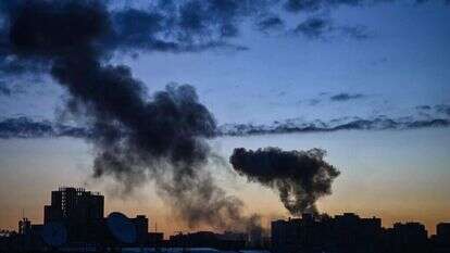 עשן מיתמר מקייב לאחר הפצצה רוסית. | AFP