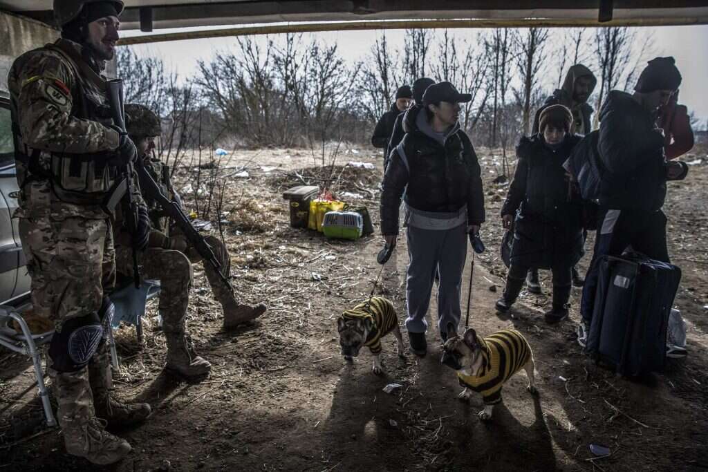 משפחה אוקראינית נמלטת מאירפין. | The Washington Post