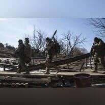 חיילים אוקראינים מצוידים בטילים נגד טנקים ליד אירפין. | The Washington Post