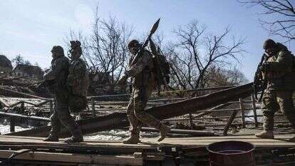 חיילים אוקראינים מצוידים בטילים נגד טנקים ליד אירפין. | The Washington Post