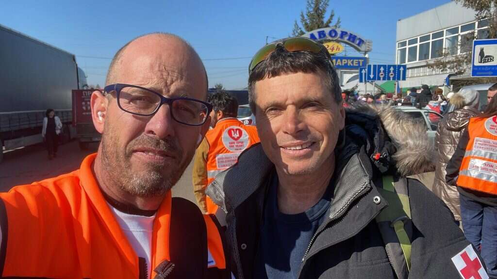 ארז אשל (משמאל) עם מתנדב