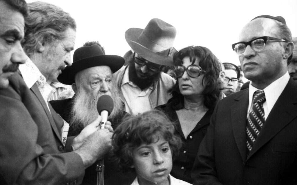 הרצי"ה בהפגנה נגד נסיגה מהגולן, עם מנחם בגין וגאולה כהן, 1974. | ארכיון דן הדני, האוסף הלאומי לתצלומים על שם משפחת פריצקר, הספרייה הלאומית,