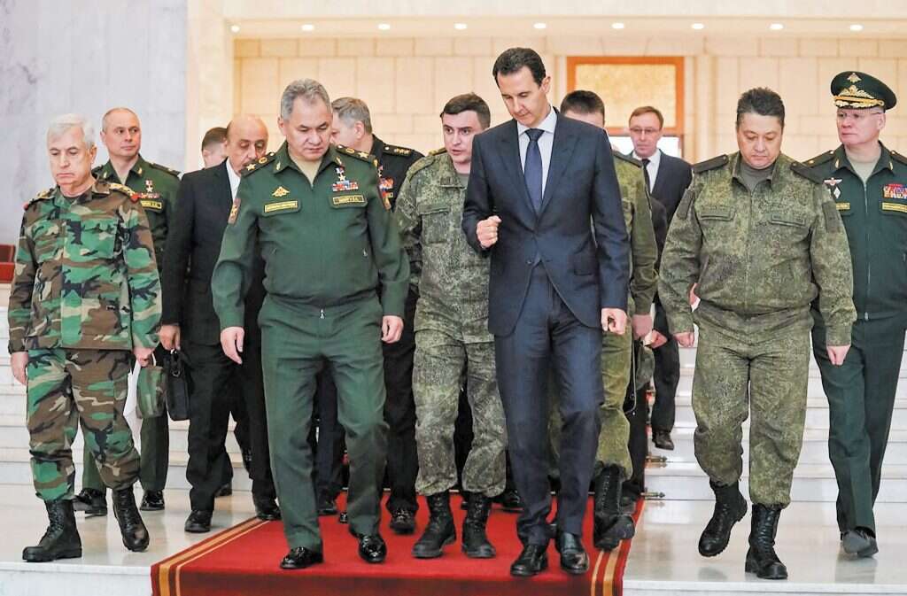 שר ההגנה הרוסי סרגיי שויגו עם נשיא סוריה אסד, בדמשק, מרץ 2020. שני משמאל: הגנרל אלכסנדר זורין. | SANA, AP