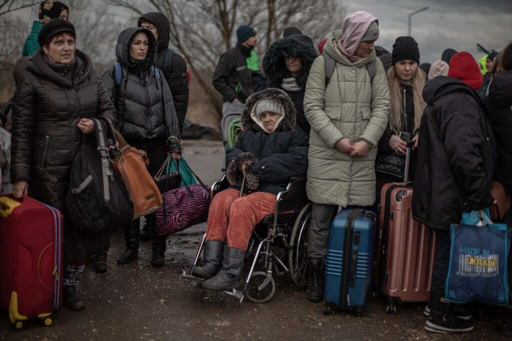 שורת נשים ממתינה לאוטובוס ליעד הבא. | אבישג שאר ישוב עבור הקרן לידידות
