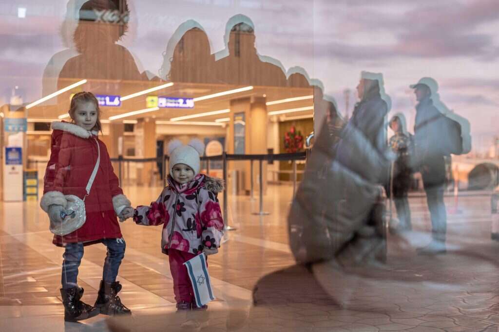 המשפחות ממתינות מחוץ לנמל התעופה. | אבישג שאר ישוב עבור הקרן לידידות