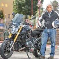 בעל הבית מלא אנרגיות. קטעבי והאופנוע. | יוסי אלוני