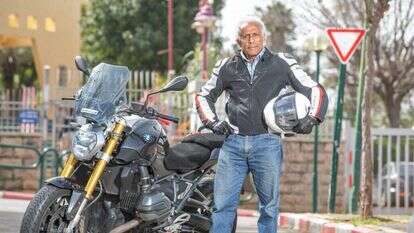 בעל הבית מלא אנרגיות. קטעבי והאופנוע. | יוסי אלוני