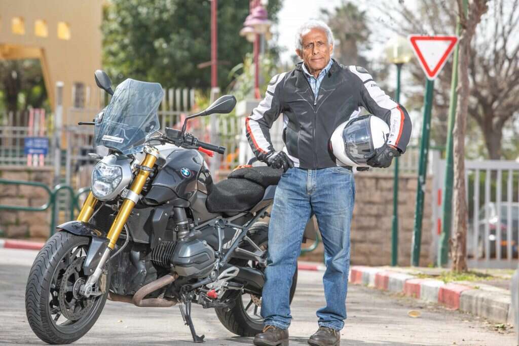 בעל הבית מלא אנרגיות. קטעבי והאופנוע. | יוסי אלוני