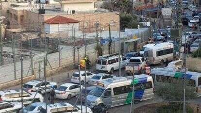 כוחות משטרה רבים מבצוד אחר הדוקר בראס אל עמוד. | דוברות מעלה זיתים