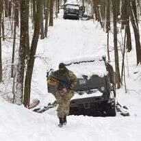 חייל אוקראיני ומשוריין רוסי מנוטרל, סמוך לעיר חרקיב. | AFP