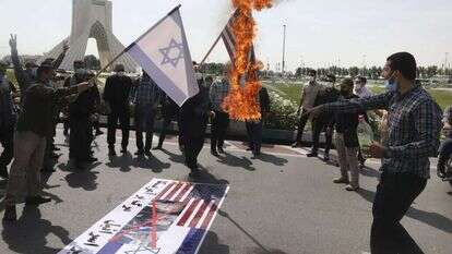 מפגינים בטהרן שורפים את דגלי ישראל וארה"ב | AP