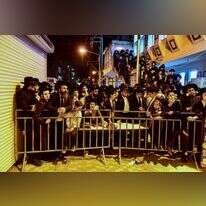 המונים מתקבצים מחוץ לביתו של הרב קנייבסקי בבני ברק, אתמול. | אבשלום ששוני/פלאש90