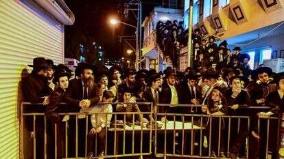 המונים מתקבצים מחוץ לביתו של הרב קנייבסקי בבני ברק, אתמול. | אבשלום ששוני/פלאש90