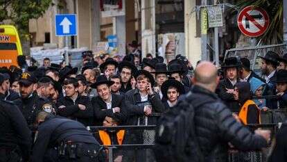 הלווית הרב קנייבסקי בבני ברק. | יונתן זינדל, פלאש 90 הלווית הרב קנייבסקי בבני ברק. | יונתן זינדל, פלאש 90