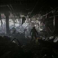 חייל אוקראיני סורק קניון שהופגז בקייב. | AFP