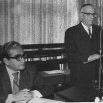 ישעיהו ברנשטיין נואם בישיבת הוועד הפועל הציוני, 1970. משמאלו יו"ר הסוכנות אריה דולצ'ין. | באדיבות המשפחה