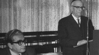 ישעיהו ברנשטיין נואם בישיבת הוועד הפועל הציוני, 1970. משמאלו יו"ר הסוכנות אריה דולצ'ין. | באדיבות המשפחה