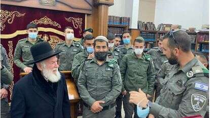 הרב יצחק זילברשטיין, גיסו של הרב חיים קנייבסקי עם לוחמי מג"ב שאבטחו את מסע הלוויה. | דוברות המשטרה