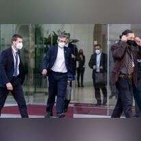 סגן שר החוץ האיראני עלי באגרי־קאני יוצא מארמון קובורג בווינה לאחר פגישתו עם השליח האירופי מורה לפני שבועיים. | AFP