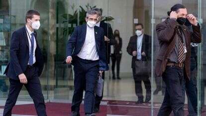 סגן שר החוץ האיראני עלי באגרי־קאני יוצא מארמון קובורג בווינה לאחר פגישתו עם השליח האירופי מורה לפני שבועיים. | AFP