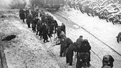 יהודים צועדים בשלג בשואה. | באדיבות מאיר אינדור