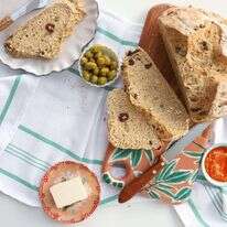 לחם סודה זיתים ופטה. | אפרת ליכטנשטט