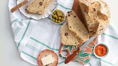 לחם סודה זיתים ופטה. | אפרת ליכטנשטט לחם סודה זיתים ופטה. | אפרת ליכטנשטט