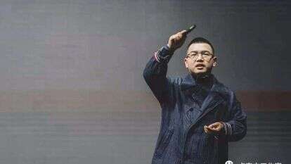 לוּ קֶה, הבעלים והמייסד של ערוץ התקשורת הסיני העצמאי Lu Kewen Studio. | Lu Kewen Twitter