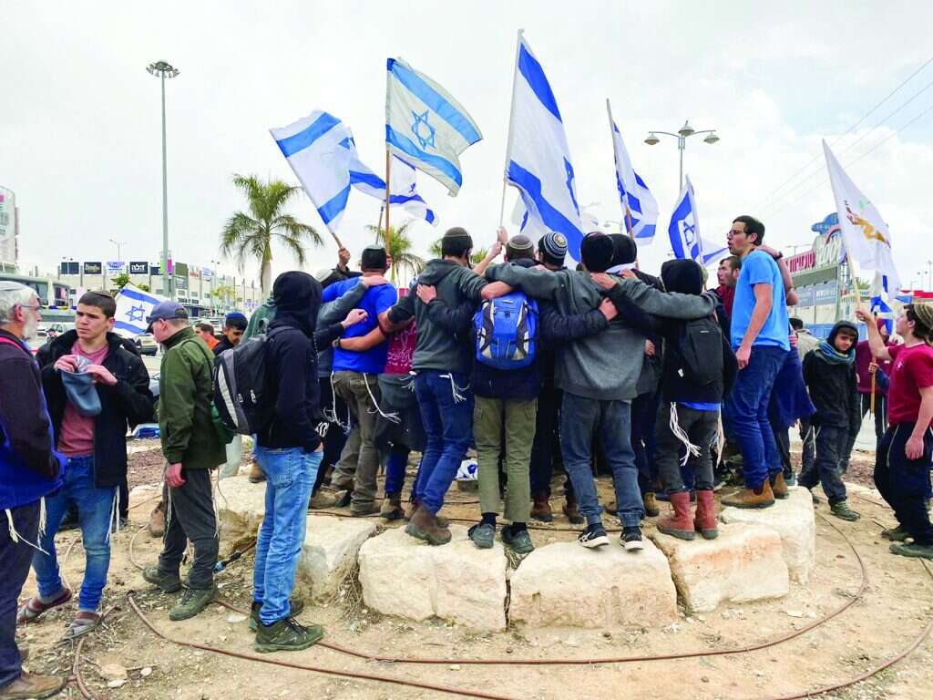 רוקדים בכיכר שבה אירע הפיגוע. | בתאל קולמן
