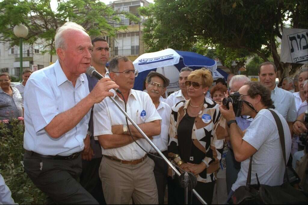גם אילו התקיימו במועדן המקורי, סביר להניח שהבחירות היו מסתיימות בתוצאה רעה לליכוד. רבין בבת־ים במסע הבחירות 1992. | זיו קורן, לע"מ