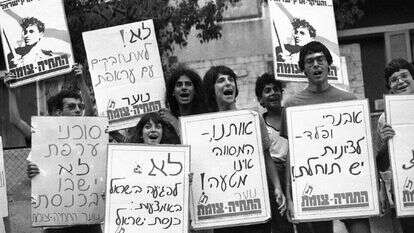 "התחיה מעולם לא הייתה קיצונית־ימנית. היא הייתה החלוץ הקדמי. אלא מה? כל המחנה לא הלך איתנו". הפגנת התחיה־צומת נגד הרשימה המתקדמת לשלום. שני מימין: צבי האוזר. משמאלו: גדעון סער. | ארכיון דן הדני, האוסף הלאומי לתצלומים על שם משפחת פריצקר, הספרייה הלאומית,