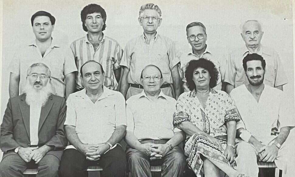 ההגדרה העצמית לא פוצחה. עומדים: אפרים בן חיים, פרופ' עזרא סדן, אליקים העצני, אבי פרחן ודני דיין. יושבים: בני קצובר, גאולה כהן, פרופ' יובל נאמן, גרשון  שפט והרב אליעזר ולדמן (ערב בחירות 88'). | יח"צ