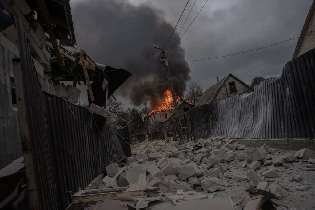 אש בוערת בבית פרטי קטן בקצה הרחוב החרב. עשן מיתמר. חוץ מקולות ההתפצחות של השרפה, שוררת שם דממה מוחלטת. "אנשים שואלים אותי אם אני מפחד". | אריק מרמור אש בוערת בבית פרטי קטן בקצה הרחוב החרב. עשן מיתמר. חוץ מקולות ההתפצחות של השרפה, שוררת שם דממה מוחלטת. "אנשים שואלים אותי אם אני מפחד". | אריק מרמור