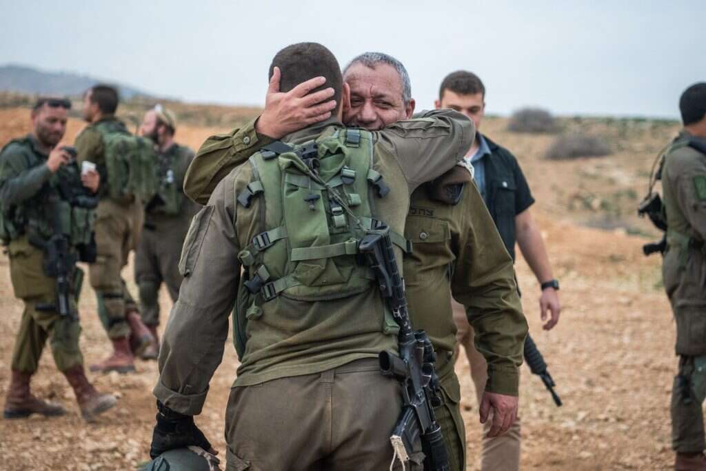"הוא זוכר אותי בזכות התמונה הזאת". איזנקוט ובנו במפגש בשטח. | אריק מרמור "הוא זוכר אותי בזכות התמונה הזאת". איזנקוט ובנו במפגש בשטח. | אריק מרמור