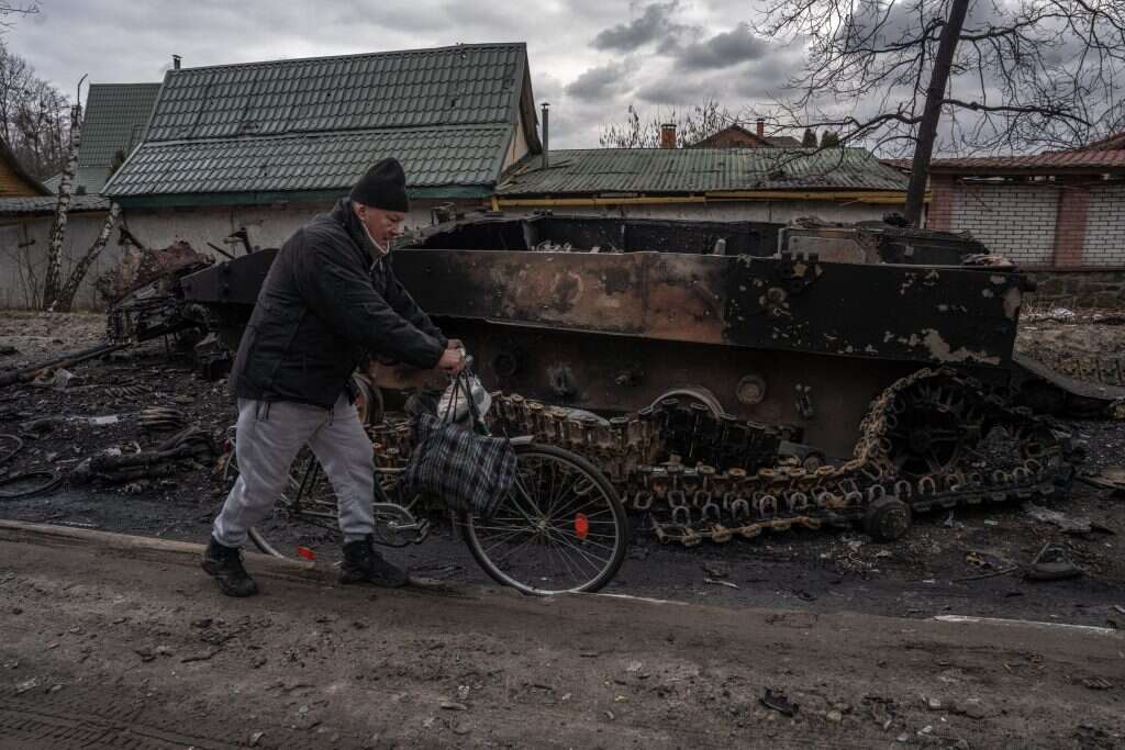 גבר, אופניים ומשוריין שרוף באוקראינה.. | אריק מרמור גבר, אופניים ומשוריין שרוף באוקראינה.. | אריק מרמור