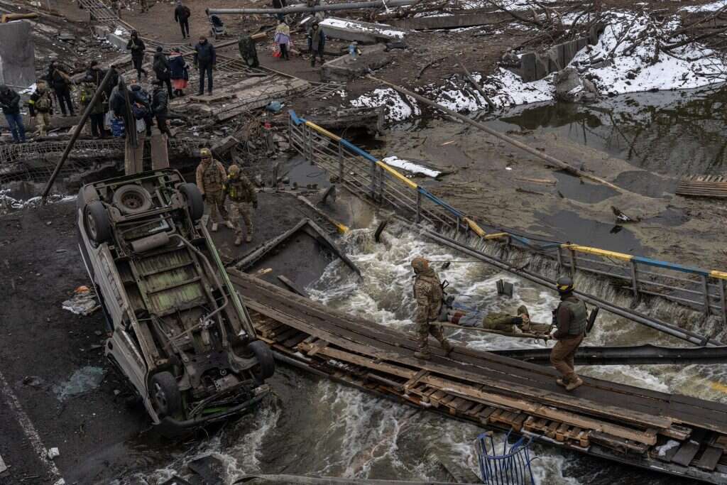 "ברגע שסיימו את הפינוי התחיל בלגן רציני". חיילים אוקראינים מעבירים את תושבי אירפין לקייב במהלך הפינוי על גבי הגשר החרב. | אריק מרמור "ברגע שסיימו את הפינוי התחיל בלגן רציני". חיילים אוקראינים מעבירים את תושבי אירפין לקייב במהלך הפינוי על גבי הגשר החרב. | אריק מרמור