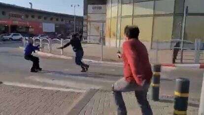 הירי במחבל בפיגוע בבאר־שבע. | מסך מתוך הסרטון שצילם קובי ספיר