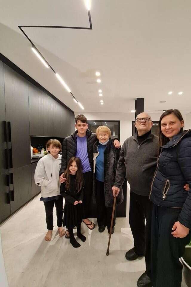 מימין: ליאל דובינסקי, אביה ואימה בוריס וסבטלנה וילדיה של ליאל. | באדיבות המשפחה