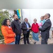 מימין: שלמה ליפשיץ ובנותיו, שלמה נאמן, יגאל קומיסרוב, נטלי נביטובסקי. | מועצת יש"ע