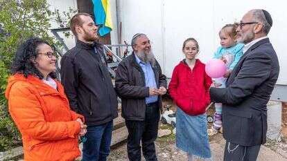 מימין: שלמה ליפשיץ ובנותיו, שלמה נאמן, יגאל קומיסרוב, נטלי נביטובסקי. | מועצת יש"ע