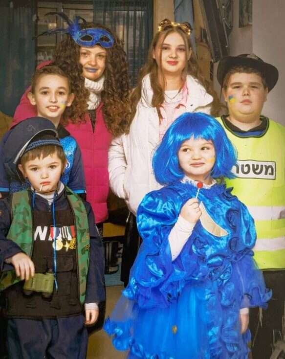 מאירה בלוריצקי עם חמשת ילדיה בפורים, בשבוע שעבר. | באדיבות המשפחה