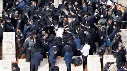 הלוווית הרב קניבסקי. | AFP הלוווית הרב קניבסקי. | AFP