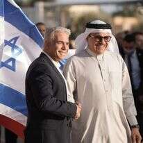 שר החוץ יאיר לפיד מקבל את פניו של שר החוץ הבחרייני עבד א-לטיף א-זיאני לפסגת הנגב. קרדיט | בועז אופנהיים, לע״מ אסי אפרתי, לע״מ