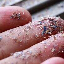 עלול להיות מסרטן. חלקיקי פלסטיק. | שאטרסטוק