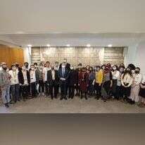 הנשיא הרצוג ורעייתו יחד עם התלמידים שהעפילו לגמר חידון מורשת השואה. | אולפני אתרוג