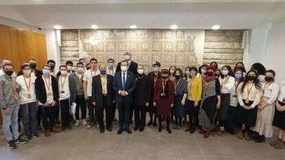 הנשיא הרצוג ורעייתו יחד עם התלמידים שהעפילו לגמר חידון מורשת השואה. | אולפני אתרוג