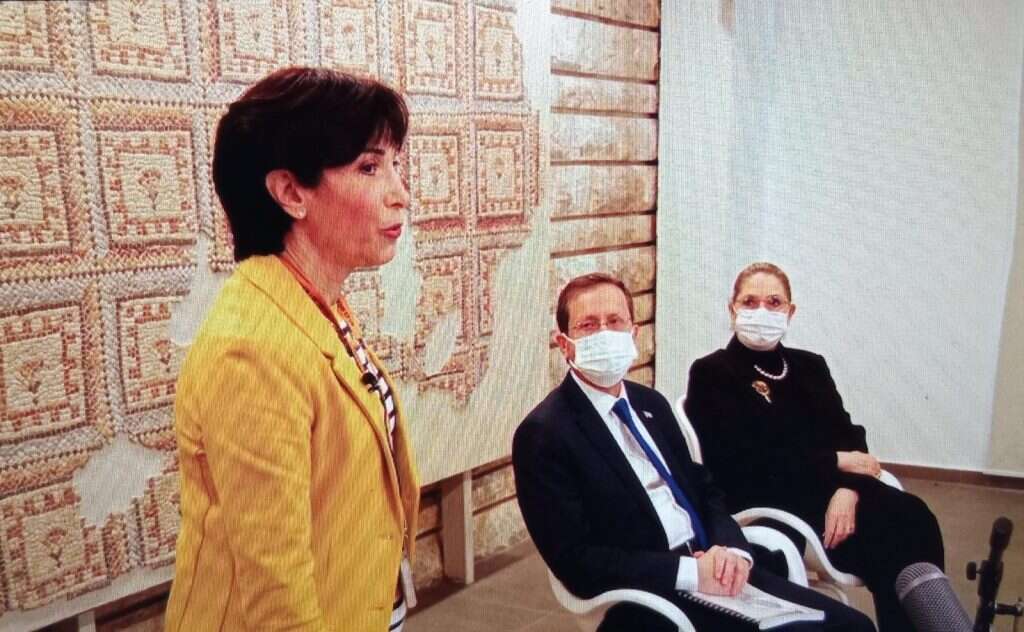 דורית טפרברג, מנהלת המרכז ללימודי השואה מציגה את משתתפי החידון בפני הנשיא ורעייתו. | אולפני אתרוג