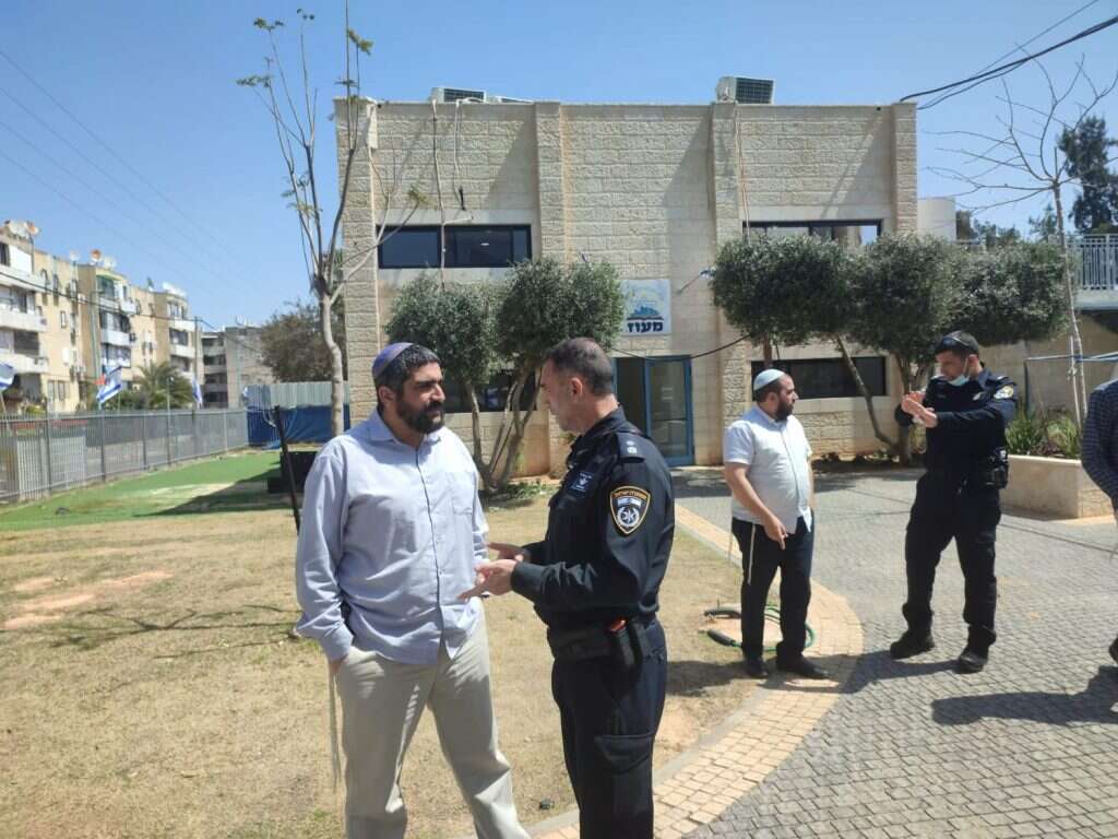 סנ"צ ששי שלמה בשיחה עם תלמידי המכינה בלוד. | אריה סליי